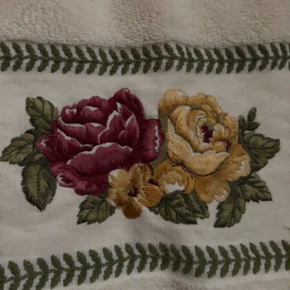 VINTAGE WAVERLY GARDEN ROOM EMBROIDERED COTTAGE ROSES W/EMBOSSED TRIM 24